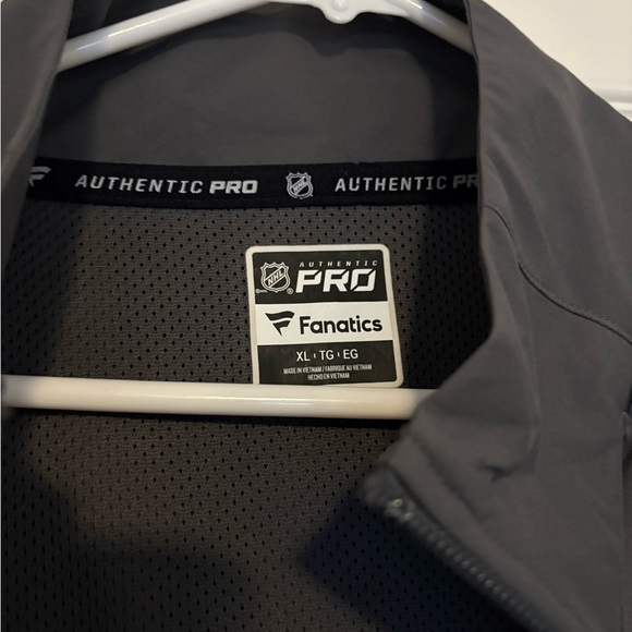 ✨FINAL MARKDOWN ✨ MUST GO ✨ EUC. Las Vegas golden knights men’s windbreaker - Picture 8 of 8